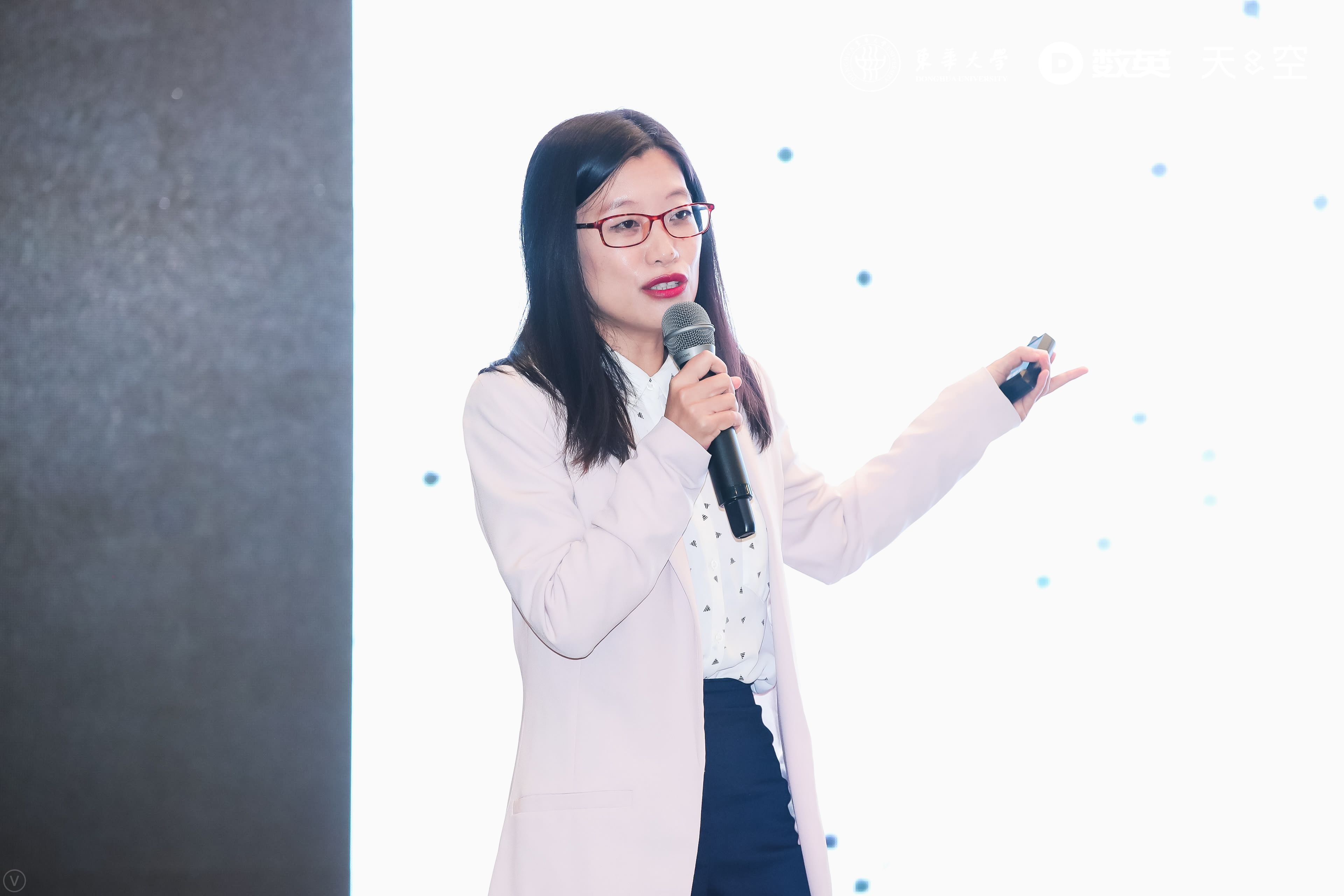 于洁：广告人和编剧都需要苦思冥想，在作品里呈现一个世界。